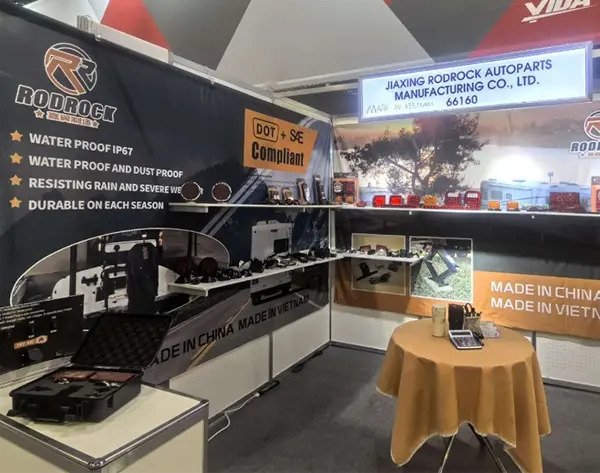 Trailerlichten schitterden op de auto-onderdelenbeurs